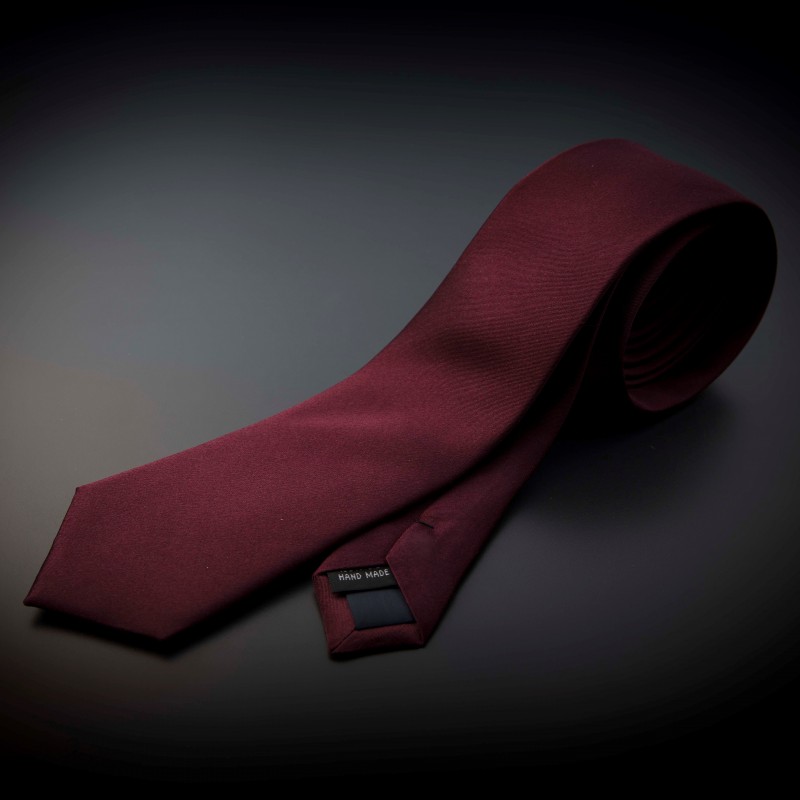Cravate homme pure soie - couleur unie bordeau Cravate homme pure soie - couleur unie bordeau
