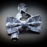 Noeud papillon homme mariage pure soie - gris argenté à motifs bleu Noeud papillon homme mariage pure soie - gris argenté à motifs bleu