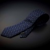 Cravate homme pure soie - bleu foncé à motifs bleu clairs Cravate homme pure soie - bleu foncé à motifs bleu clairs